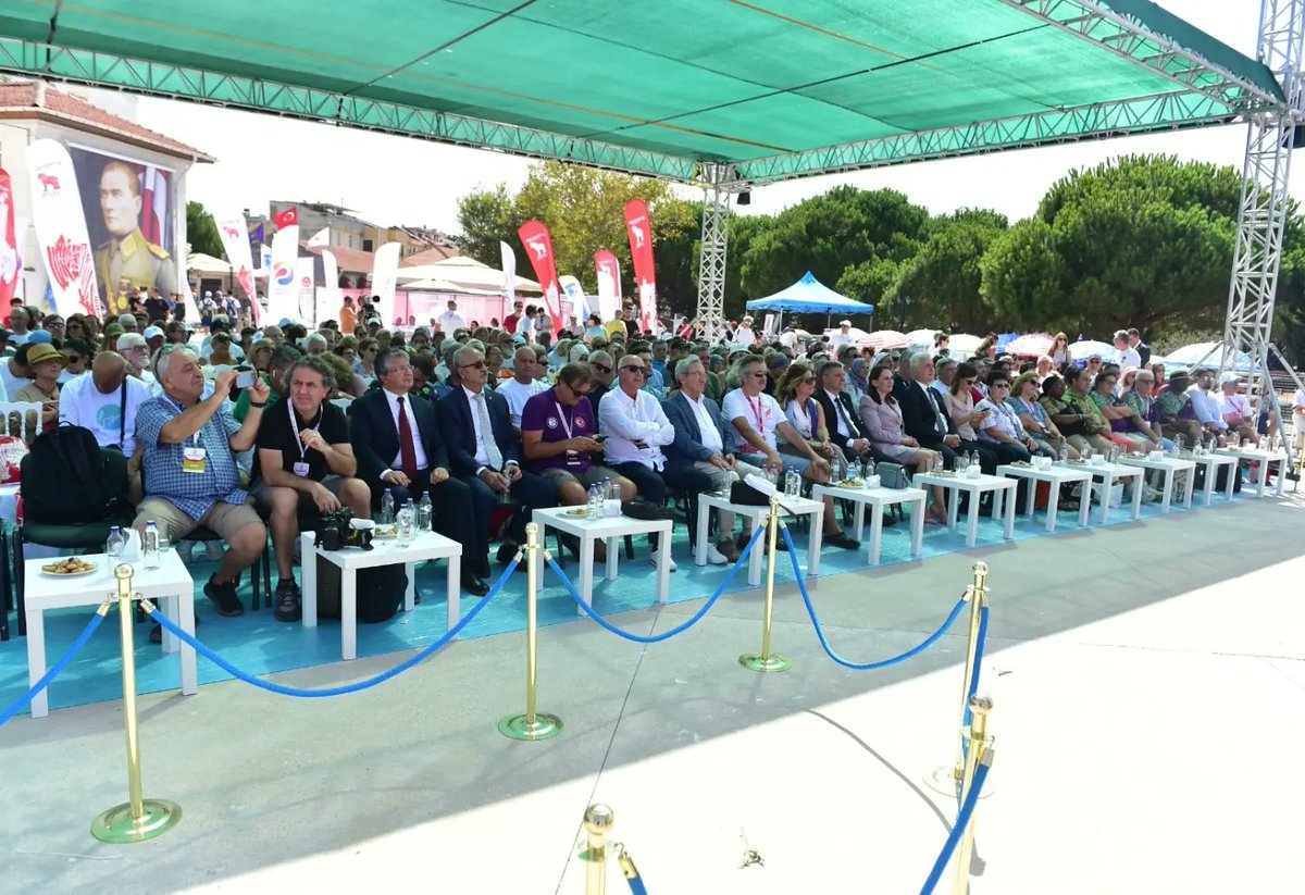 #30AğustosZaferBayramı kapsamında bu yıl 36'ncısı düzenlenen Çanakkale Boğazı Wilusa Rotary Yüzme Yarışmasında yaklaşık bine yakın yüzücü boğazı yüzerek geçti.Genel Klasman birincilerinden Ceri Edwards'a madalyasını Belediye Başkan Vekilimiz M. İrfan Mutluay takdim etti. 👇
