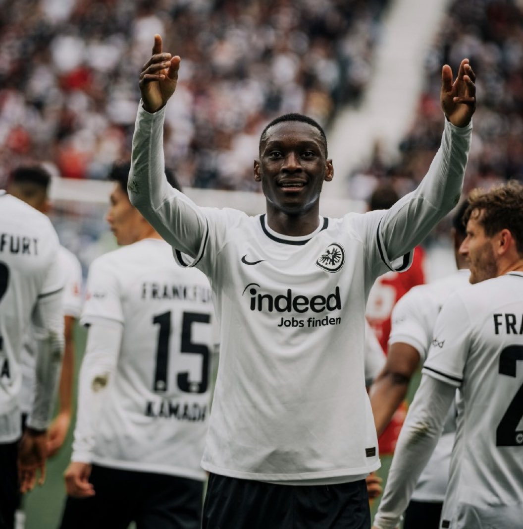 KoloMuaniFrance's tweet photo. 💣Randal a informé l’Eintracht Francfort qu’il ne viendra pas s’entraîner aujourd’hui 
Il se situe sur Paris avec ses proches en l’attente d’évolution dans son transfert vers la capitale 🔵🔴 https://t.co/SE8aDw7Nvr