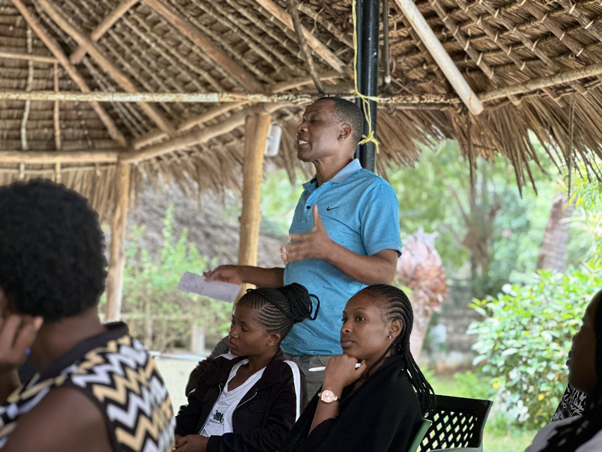 maono_space's tweet photo. Today is day one of a 2-day fundraising workshop that we are conducting with the community of CBOs that comes to Maono!

Fundraising is one of their biggest challenges, affecting their ability to do what they do best.

#NjooMaono #Maono #Localisation https://t.co/mxo8RJsGPs