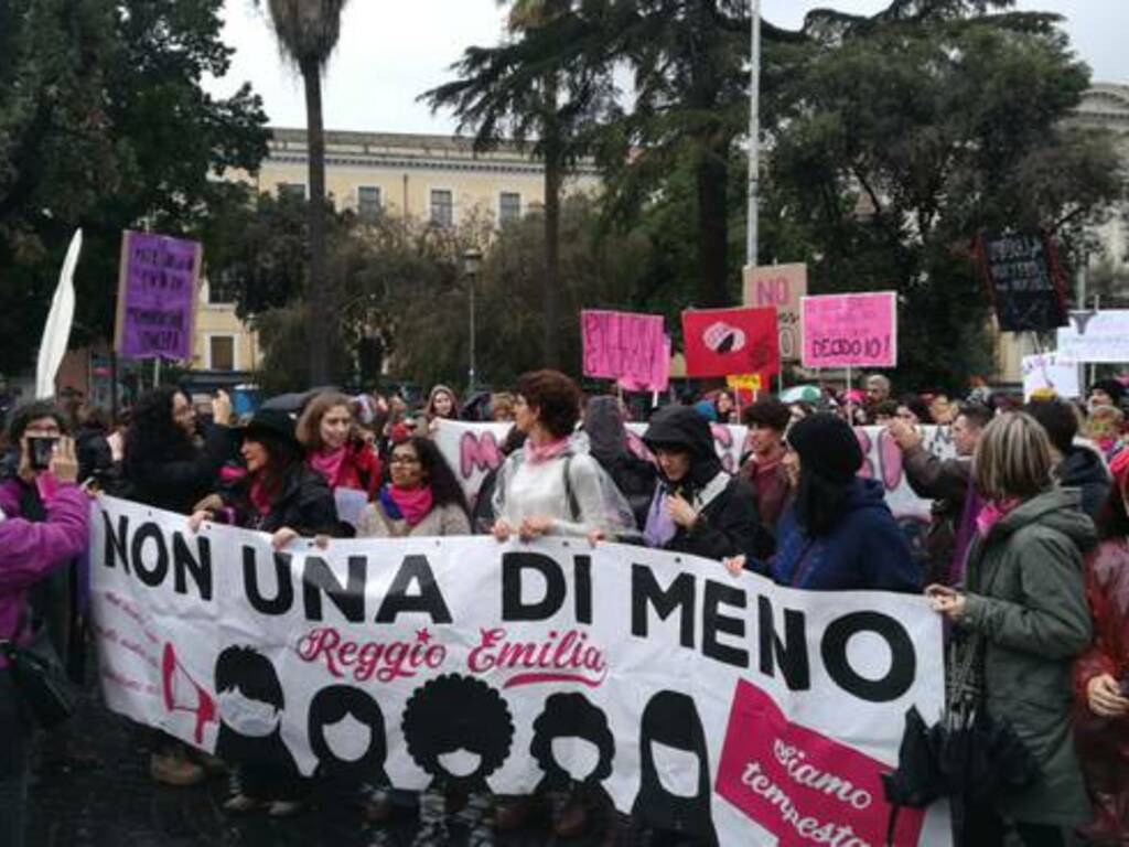 7per24's tweet photo. Le femministe protestano, la Reggiana perde. - https://t.co/1rLLqvXD0l https://t.co/vahDgtxtjY