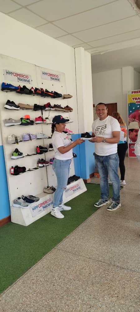 #29Ago | Jornada de venta de zapatos para toda la comunidad universitaria de la ELAM en articulación con #PlanZ ente adscrito al Ministerio del Poder Popular para el Comercio Nacional @MinComNacional @NicolasMaduro @mppeduniv @sandraoblitasr #NosotrosSomosDeVerdad