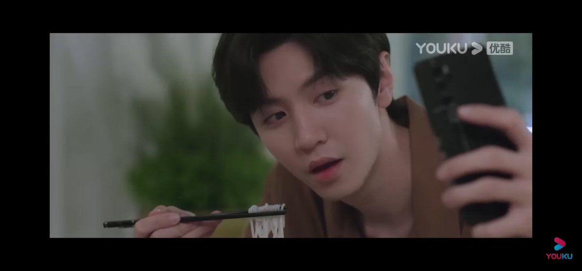 Cutieeee #HiddenLove #ep17 
#FirstKiss 😍🤩
Ayeee sang zhi at jia xu being officially in a relationship sealed with their first kiss.
This ep show how pure ❤️ she's feeling for him even when he confess all about him she was never swayed 😍🥹 ❤️🥰

#ZhaoLusi #ChenZheyuan