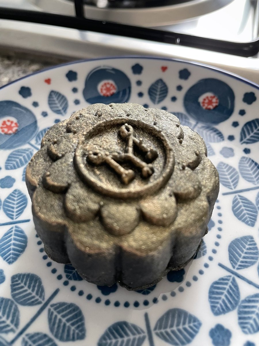 xiyaogarbage's tweet photo. this week has been Testing me, but here’s a boozy mooncake that may or may not have given me a sore throat lolol.

Snowskin with a lotus paste filling + a hollow white choc ball filled with… viscous sparkly red Roku gin?? https://t.co/NPonfAhTZy