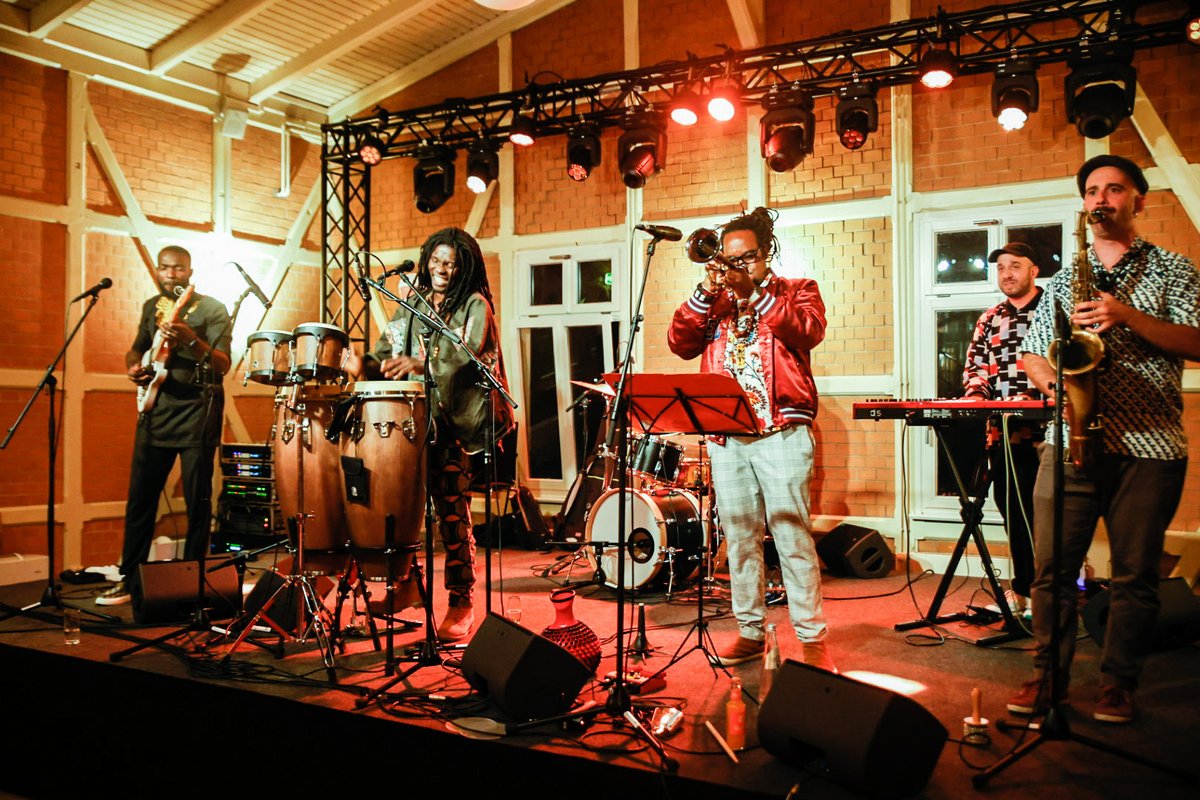 Das war unser Summer Open Air 🌦️☀️

In Kooperation mit der <a href="/BerlinerSpk/">Berliner Sparkasse</a> durften wir mehr als 200 illustre Gäste aus den Bereichen Musik, Wirtschaft, Politik und diversen Communities begrüßen. Trotz des schlechten Wetters seid ihr alle zahlreich erschienen! Danke ❤️