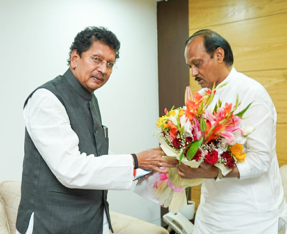 उपमुख्यमंत्री ना. अजितदादा पवार यांच्या कार्यालयास सदिच्छा भेट दिली. 

@AjitPawar

.
.
.
#DeepakKesarkar #EducationMinister #Maharashtra  #AjitPawar #DCM #सदिच्छाभेट