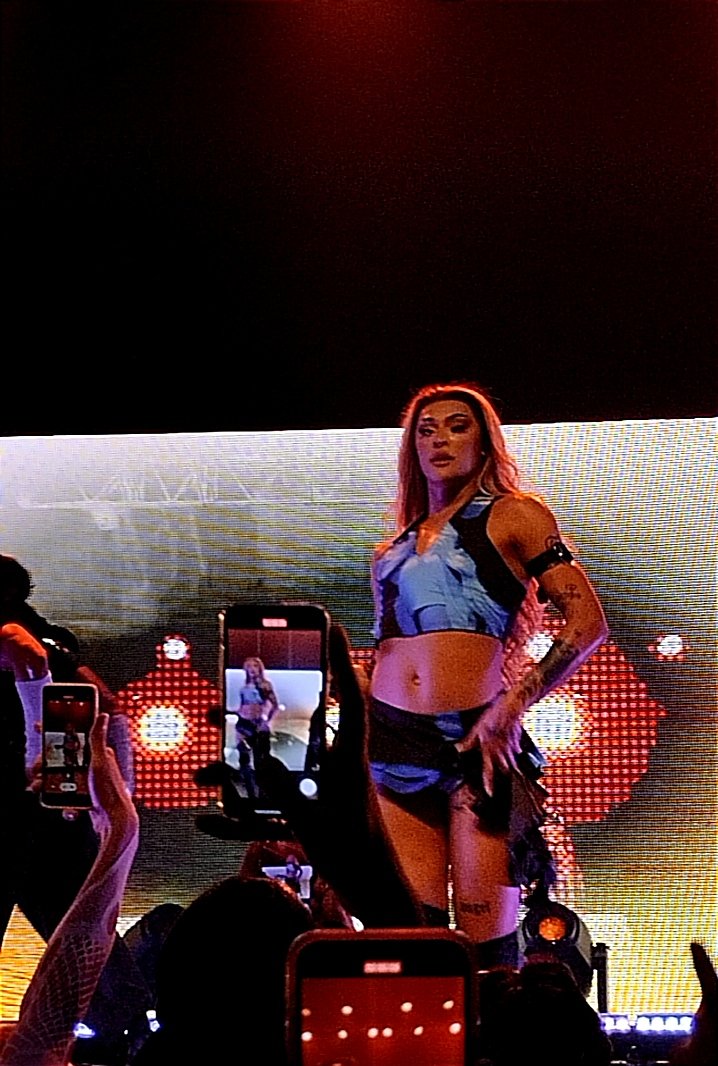 Alexiogo2's tweet photo. Pabllo Vittar à Paris pour le Noitada Tour c'était tellement fou j'arriverai jamais à m'en remettre j'attends ça depuis 2016 🫠❤️‍🔥 https://t.co/rg1UaxDQXl