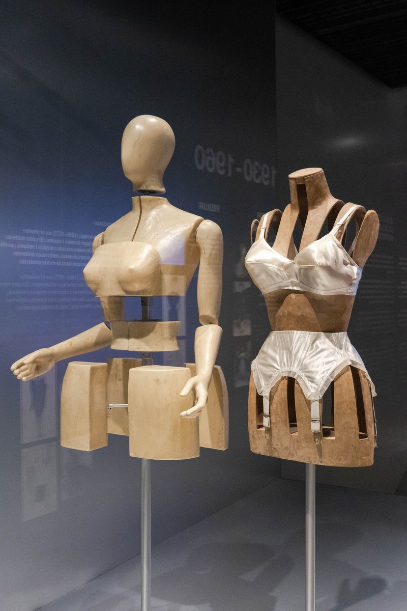 dissenyhub's tweet photo. Des de l’antiguitat els humans han alterat la forma del cos amb pentinats, joies, tatuatges i, sobretot, el vestit.
#ElCosVestit fa una lectura de la col·lecció d'indumentària del #MuseudelDisseny a través d'aquesta premissa.
🔗 https://t.co/EQPbViQgF0 https://t.co/DlxxCwUd0t