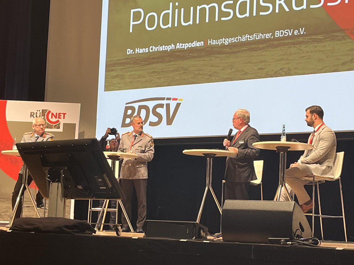 dorothee_frank's tweet image. „Die Fähigkeiten der deutschen Industrie fallen nicht vom Himmel“, betont Dr. Atzpodien, Hauptgeschäftsführer des @BDSV_Berlin, bei der #RüNet. „Zur Wettbewerbsfähigkeit brauchen wir aber Chancengleichheit. Und die haben wir in #Europa nicht!“

#RüNet23 #Beschaffungläuft