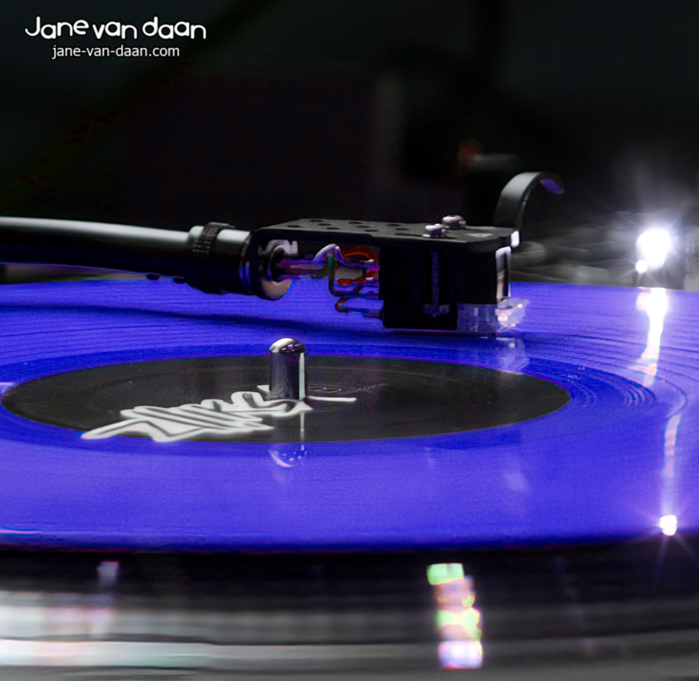 JaneVanDaan's tweet photo. 🎧🎤 I was at my best friend's house this weekend and we played new records and practiced some #DJing. 🕶🎵 We listened to a lot of music and had even more fun! 😀 

https://t.co/0WtSfKjQxU (ads)

#trancemusic #trance #trancefamily #music #nightlife https://t.co/hH5dyP6cdo