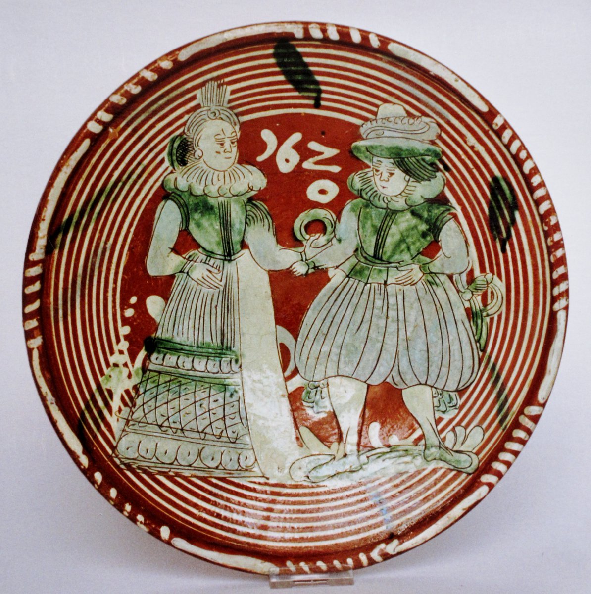 DelftTreasures's tweet photo. @Teszelszky Is it a pillow? Here one with a coat of arms, I think. #Werra #Wanfried, 1620. And one with a, just, married couple, 1620, CEvD. #pottery #rijksmuseum #goldenage #slipware #earthenware https://t.co/Sjnuy9x6iy