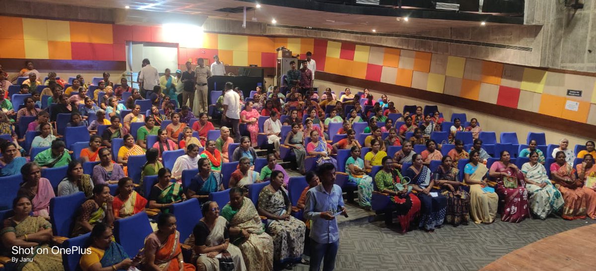 UbMlc's tweet photo. ರಾಜ್ಯದಲ್ಲಿರುವ ಮಹಿಳೆಯರ ಆರ್ಥಿಕ ಸಬಲೀಕರಣದ ಉದ್ದೇಶದಿಂದ ಕುಟುಂಬದ ಯಜಮಾನಿ ಮಹಿಳೆಗೆ ಪ್ರತಿ ತಿಂಗಳಿಗೆ ತಲಾ 2,000 ರೂಗಳನ್ನು ನೀಡುವ ಮಹತ್ವಾಕಾಂಕ್ಷಿ ಗೃಹಲಕ್ಷ್ಮಿ ಯೋಜನೆಯ ಅನುಷ್ಠಾನ ಕಾರ್ಯಕ್ರಮವನ್ನು ಬಸವನಗುಡಿ ಕ್ಷೇತ್ರದ ಎಲ್ಲಾ ವಾರ್ಡ್ ಗಳಲ್ಲಿ ಅದ್ದೂರಿಯಾಗಿ ಚಾಲನೆ ನೀಡಲಾಯಿತು. ಬಸವನಗುಡಿಯ ಹಲವಾರು ಫಲಾನುಭವಿಗಳು ಇದರ ಸಧುಪಯೋಗ ಪಡಿಸಿಕೊಂಡರು.
ಇದೆ ಸಂದರ್ಭದಲ್ಲಿ ಪಕ್ಷದ ಹಿರಿಯ ಮುಖಂಡರು, ಪದಾಧಿಕಾರಿಗಳು ಹಾಗು ಕಾರ್ಯಕರ್ತರು ಭಾಗಿಯಾಗಿದ್ದರು.
#Gruhalaxmi #basavanagudi #congressguarantee #karnataka #Congress