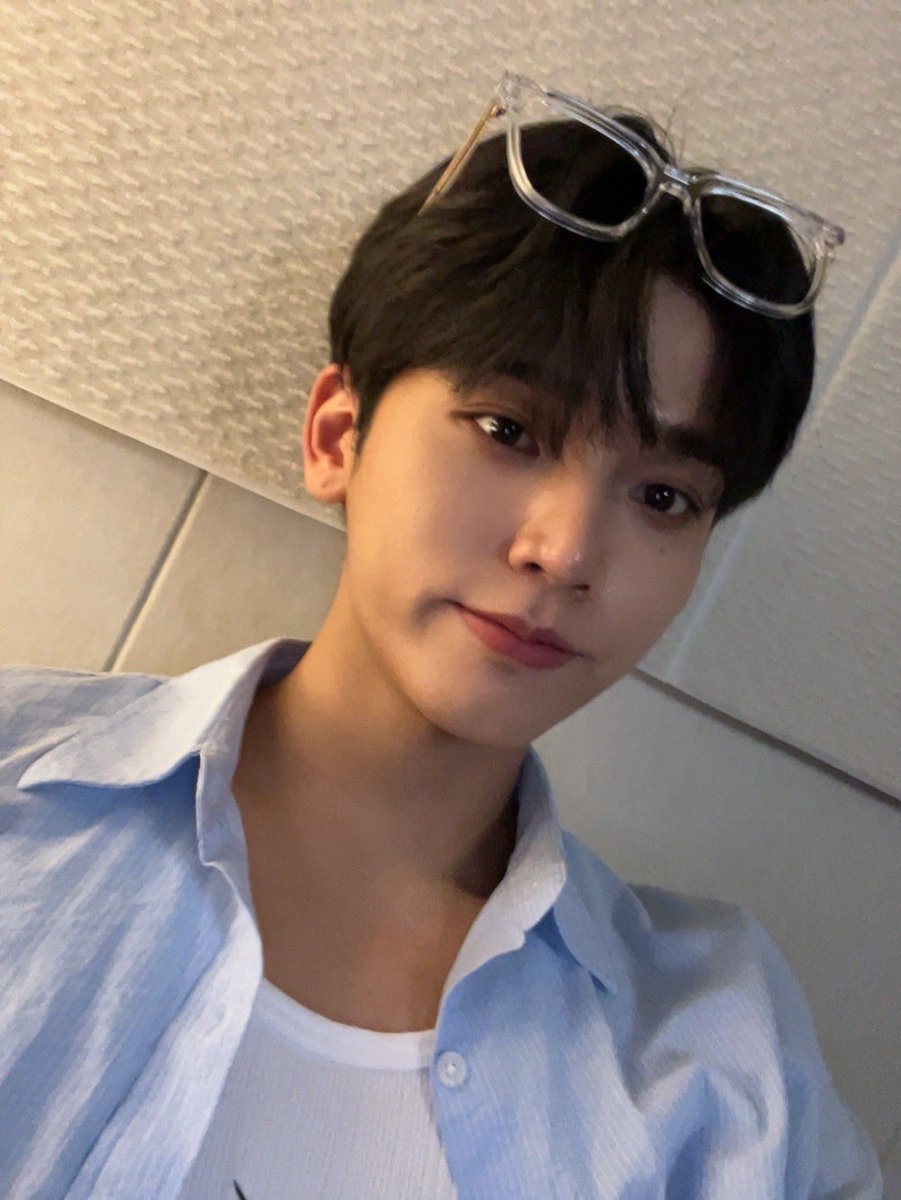 [#OX]

비가 쪼로록 내려요

#OMEGA_X #오메가엑스
#혁 #HYUK