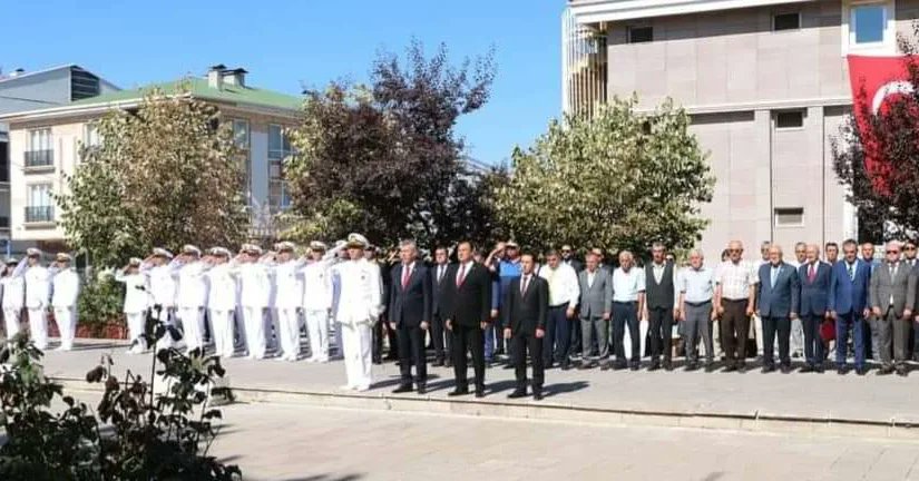 ElmadagMhp's tweet photo. 30 Ağustos Zafer bayramımız kutlama programı kapsamında ilçe kaymakamlığı önündeki "Çelenk sunma"törenine MHP Elmadağ ilçe başkanımız ,yönetim kurulu ve meclis üyelerimizle birlikte katılım sağlandı.
#30Ağustoszaferbayramı https://t.co/fGFSbY8qkV