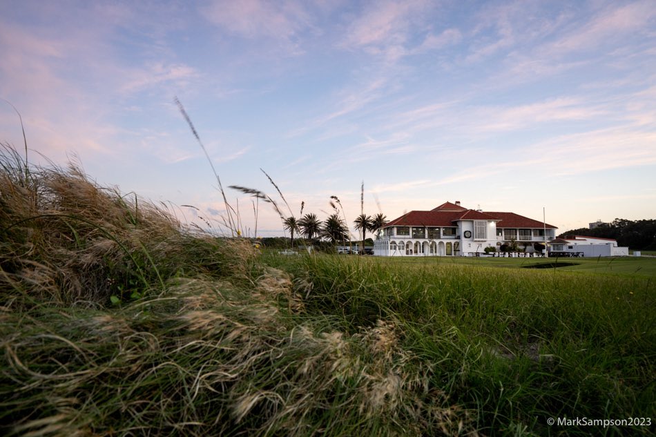 MarkSampsonGolf's tweet photo. Wind up, drone down. No better excuse to spend some time on my belly in the Fynbos around the Grand Dame @Humewoodgolf Sometimes old school is just better. Your thoughts? #golf #golfphotography #links https://t.co/2jMArrN18h