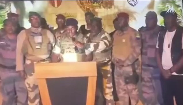 AbakarMoussaMa7's tweet photo. "Peuple gabonais, c'est enfin notre essor vers la félicité, que Dieu et les mânes de nos ancêtres, bénissent le Gabon.
Honneur et Fidélité à la Patrie.
Je vous remercie." Déclaration des militaires au Gabon.
#Gabon https://t.co/J45AJQU0i1