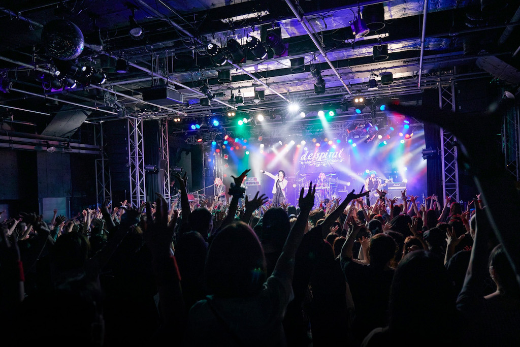 Vif_music's tweet photo. 【Live Report】THE MICRO HEAD 4N’Sとdefspiralのカップリングツアー「9BALL GAMES -4th-」ファイナル@新宿BLAZEのレポートをUP!ぜひチェックを!https://t.co/hlJNJLEf4u #Vif #9BALLGAMES #THEMICROHEAD4NS #マイフォ #defspiral #HUG #SPLENDIDGODGIRAFFE https://t.co/Z3mlcjkHTZ