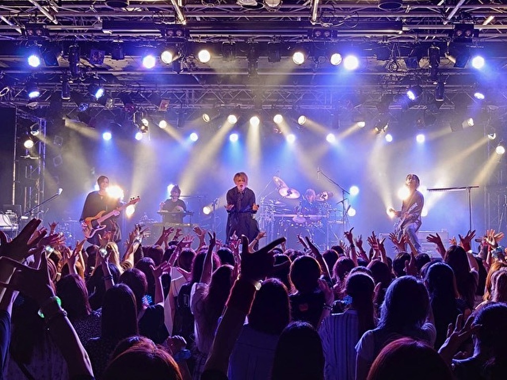Vif_music's tweet photo. 【Live Report】THE MICRO HEAD 4N’Sとdefspiralのカップリングツアー「9BALL GAMES -4th-」ファイナル@新宿BLAZEのレポートをUP!ぜひチェックを!https://t.co/hlJNJLEf4u #Vif #9BALLGAMES #THEMICROHEAD4NS #マイフォ #defspiral #HUG #SPLENDIDGODGIRAFFE https://t.co/Z3mlcjkHTZ