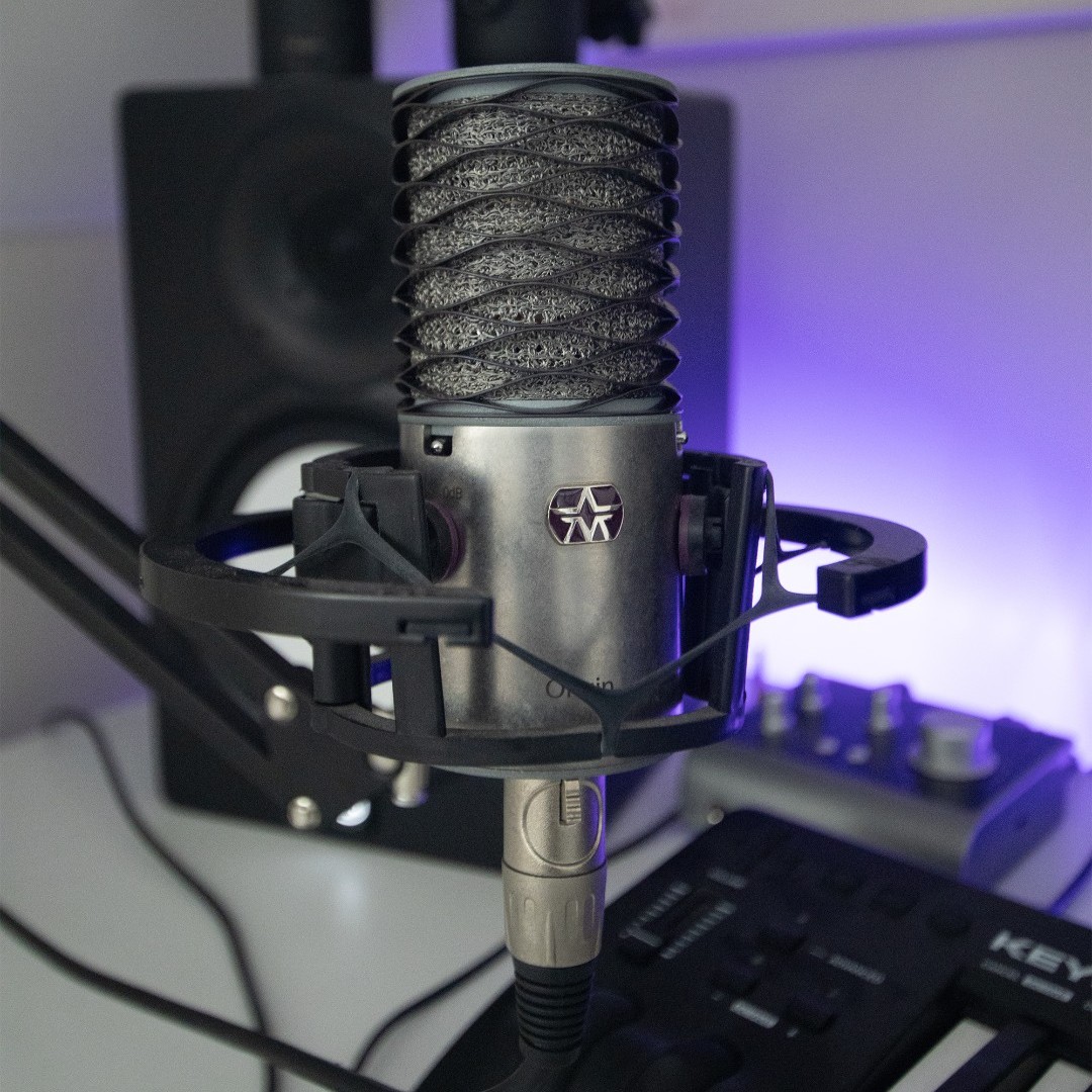 Aston_Mics's tweet photo. Origin is not only useful in the studio, it can also conveniently double as a great podcast or streaming mic thanks to its compact and sleek design. An affordable solution to massively improving your audio.
#astonmics #astonorigin #homerecording #podcast #streaming https://t.co/bnXVDyEMj6