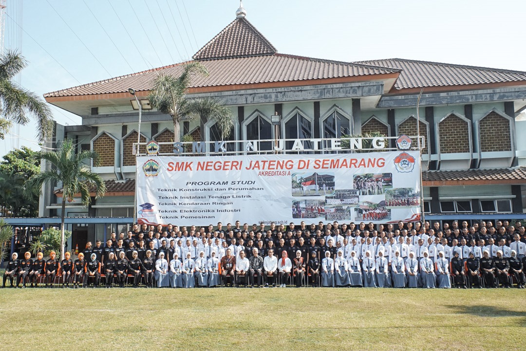 mahendra739's tweet photo. SMK sudah bikin mobil dalam negeri...
Pak Ganjar terus support utk ank muda agar terus sekolah. Sampai² pak Jokowi soroti SMK nya. Mantab pak ganjar
#SosokGanjarPranowo https://t.co/0UqtqNqE8m