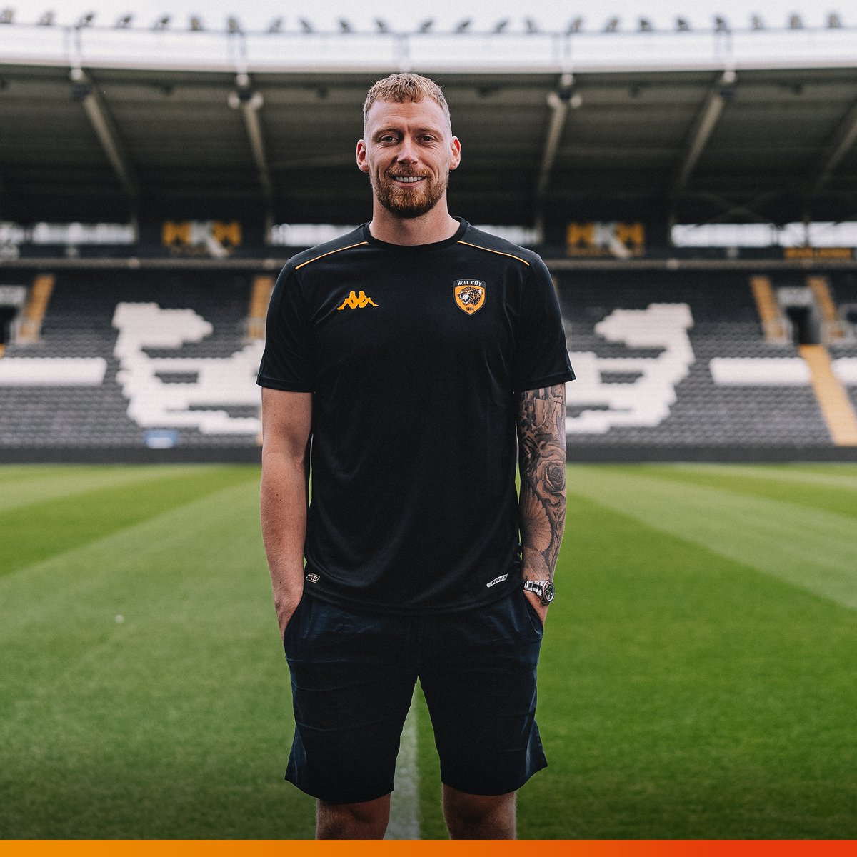 HullCity's tweet photo. Welcome to your new home, Ryan 🧡

#hcafc