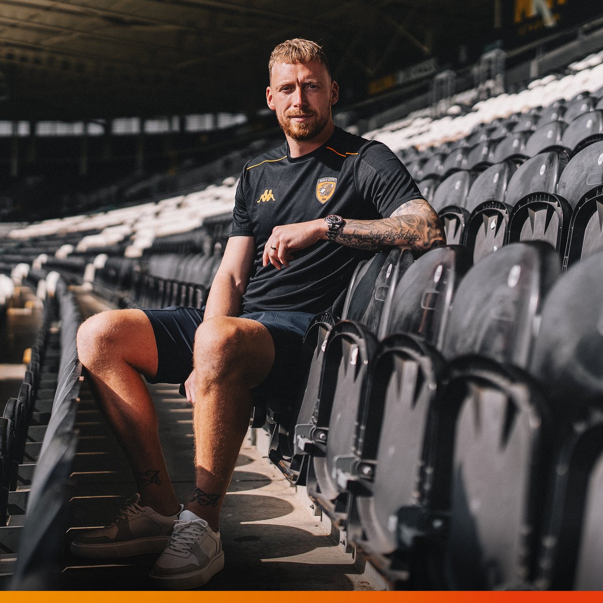 HullCity's tweet photo. Welcome to your new home, Ryan 🧡

#hcafc