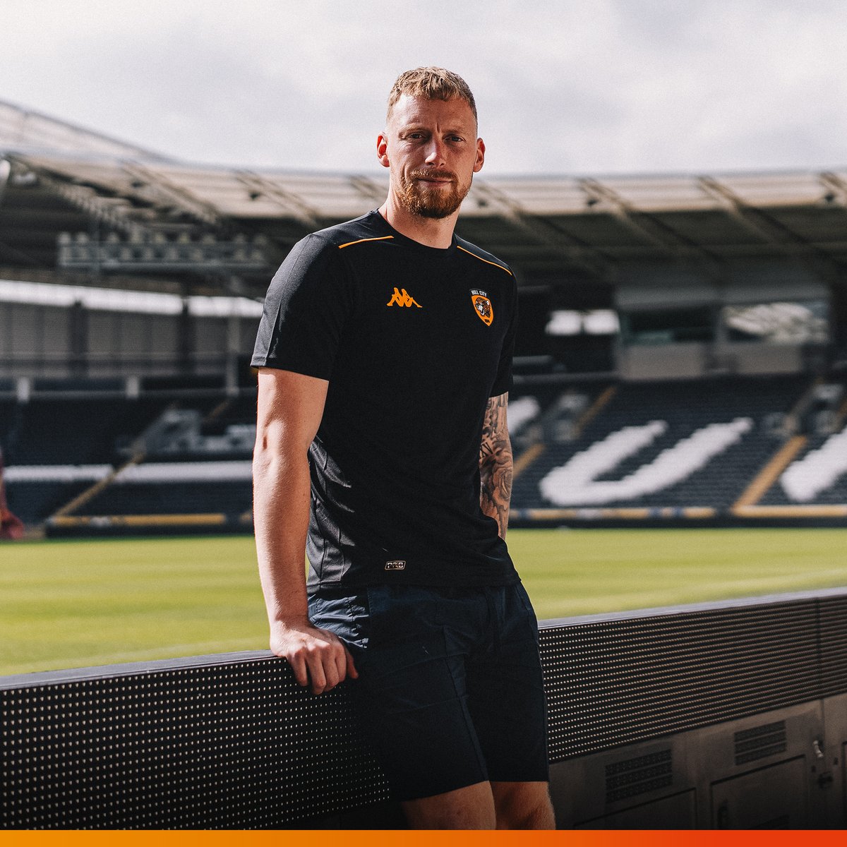 HullCity's tweet photo. Welcome to your new home, Ryan 🧡

#hcafc