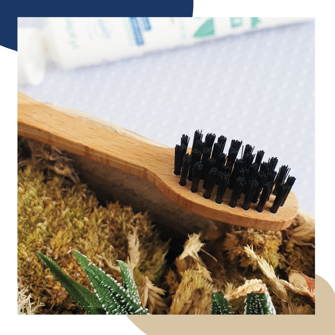 bioseptyl's tweet photo. Une brosse à dents en bois, c'est bien, mais pas pour tout le monde ! ❌

Le bois étant un matériau organique, la prolifération bactérienne y est naturellement + importante que sur une brosse à dents en plastique.

Ce qui n'est pas un souci pour les bouches saines. 👌🏼

#santé https://t.co/y4yEAWsRT1