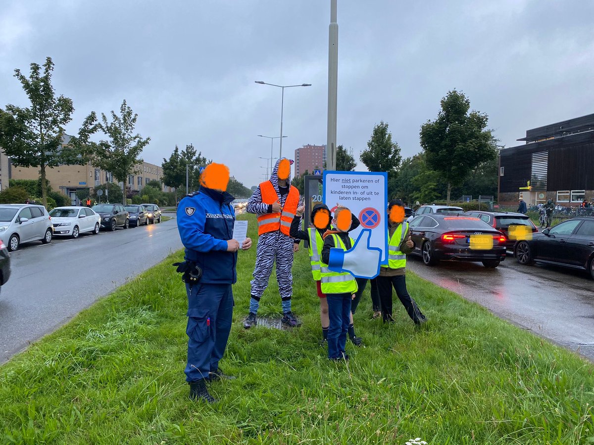 Vandaag een geslaagde #verkeersveiligheid actie gehouden ism politie, leerlingen en leraren van de Stelberg. #PrinsAlexander
