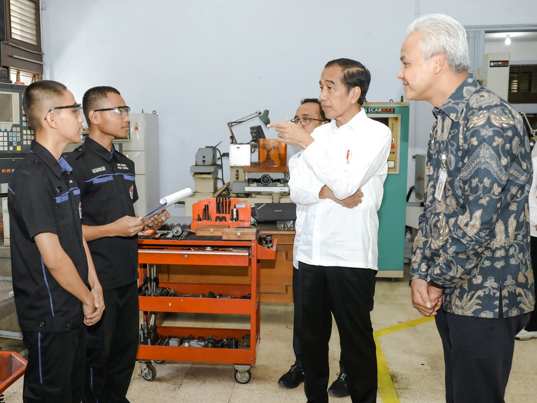 HanjenifD's tweet photo. Jokowi Kagumi Sekolah Gratis Rintisan Ganjar, Akan Diterapkan Nasional..Presiden Joko Widodo melakukan kunjungan kerja di SMKN Jawa Tengah kampus Semarang di Jalan Brotojoyo No 1, Kota Semarang, Rabu (30/8/2023)#SosokGanjarPranowo sangat peduli dengan pendidikan👍👍❤️❤️ https://t.co/lTHkICcJ8a