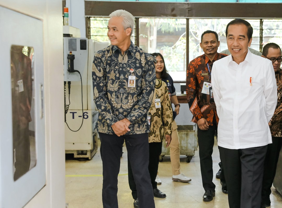 HanjenifD's tweet photo. Jokowi Kagumi Sekolah Gratis Rintisan Ganjar, Akan Diterapkan Nasional..Presiden Joko Widodo melakukan kunjungan kerja di SMKN Jawa Tengah kampus Semarang di Jalan Brotojoyo No 1, Kota Semarang, Rabu (30/8/2023)#SosokGanjarPranowo sangat peduli dengan pendidikan👍👍❤️❤️ https://t.co/lTHkICcJ8a