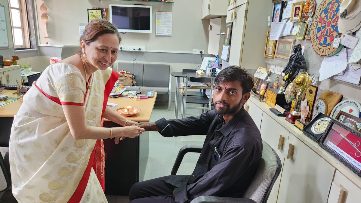 Dr. Vinita Puri, Professor and Head ,Plastic surgery,KEM Hospital tying rakhi to her hand transplant patient. 
ROTTO SOTTO, West and Maharashtra wishes happy Raksha bandhan  to all.<a href="/NottoIndia/">NOTTO</a>