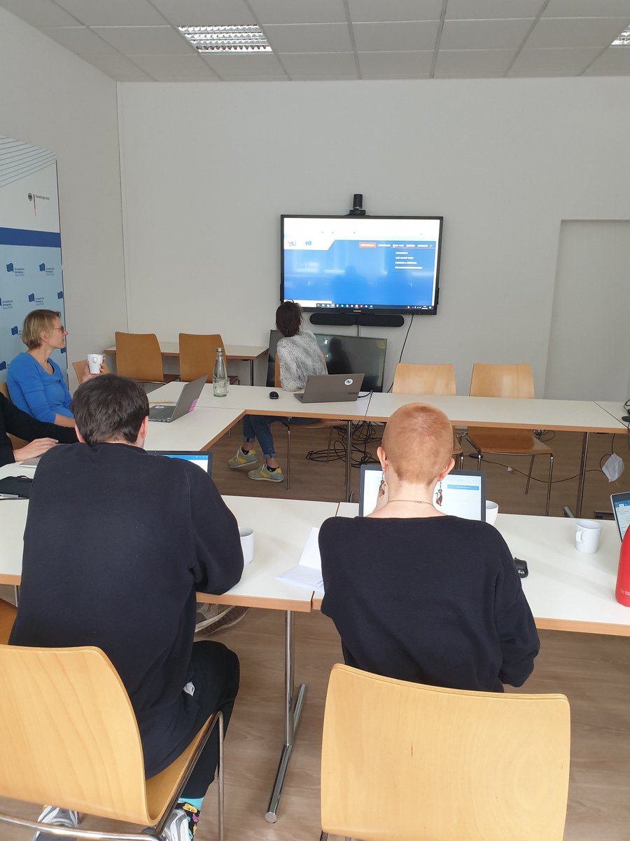 Frühschoppen leider ohne #Bier, dafür mit neuer Verstärkung! Lucile wird unser Prakti-Team in den kommenden Monaten unterstützen. Wir sind berauscht vor Glück und freuen uns auf die gemeinsame Zeit! 🇪🇺