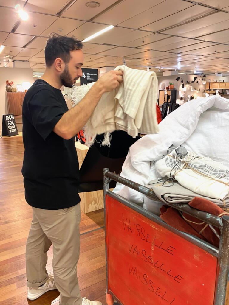 ApafedO's tweet photo. La Redoute des Galeries La Fayette à Bordeaux nous fait un don de près de 10 000 euros de mobiliers pour équiper les logements et locaux de l’association. 

C’est très très généreux ! 

Merci à Lucas et à son équipe. 

#droitsdesfemmes #Solidarité #don #générosité @LaRedouteFr https://t.co/XLboz7AYPh