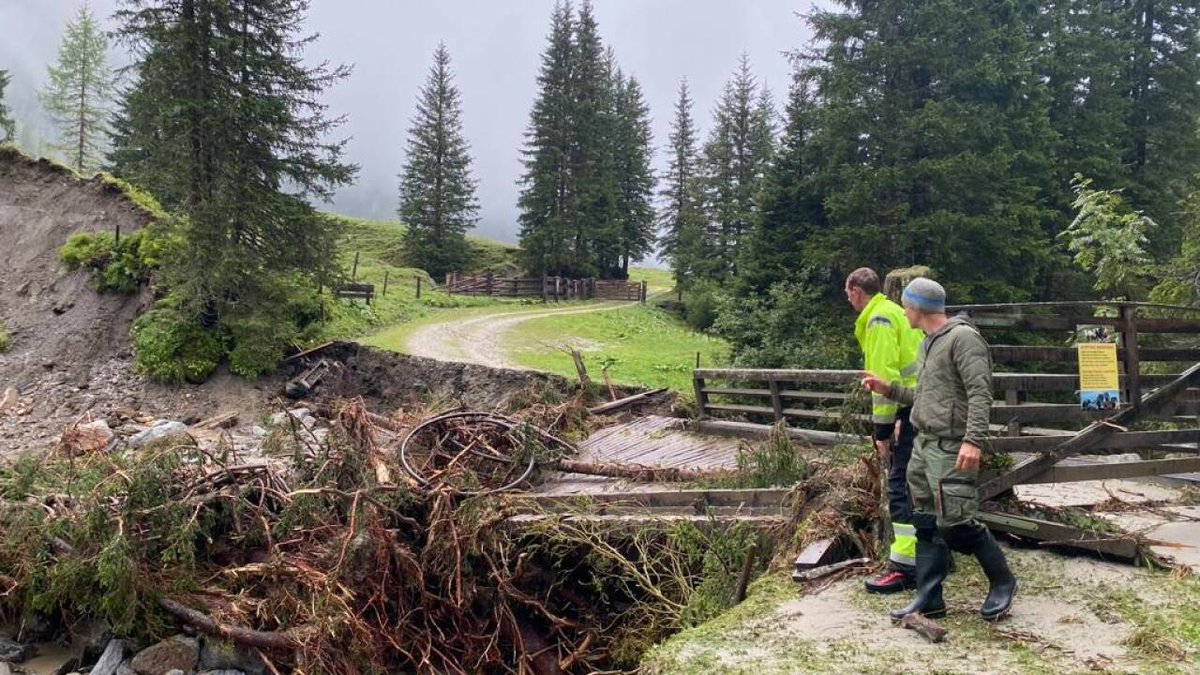 sn_aktuell's tweet photo. Hochwasser in Salzburg: Notfahrbahn und erste Evakuierungsflüge für Eingeschlossene in Rauris https://t.co/sCayCdXTMh https://t.co/r8mF2mQhYJ