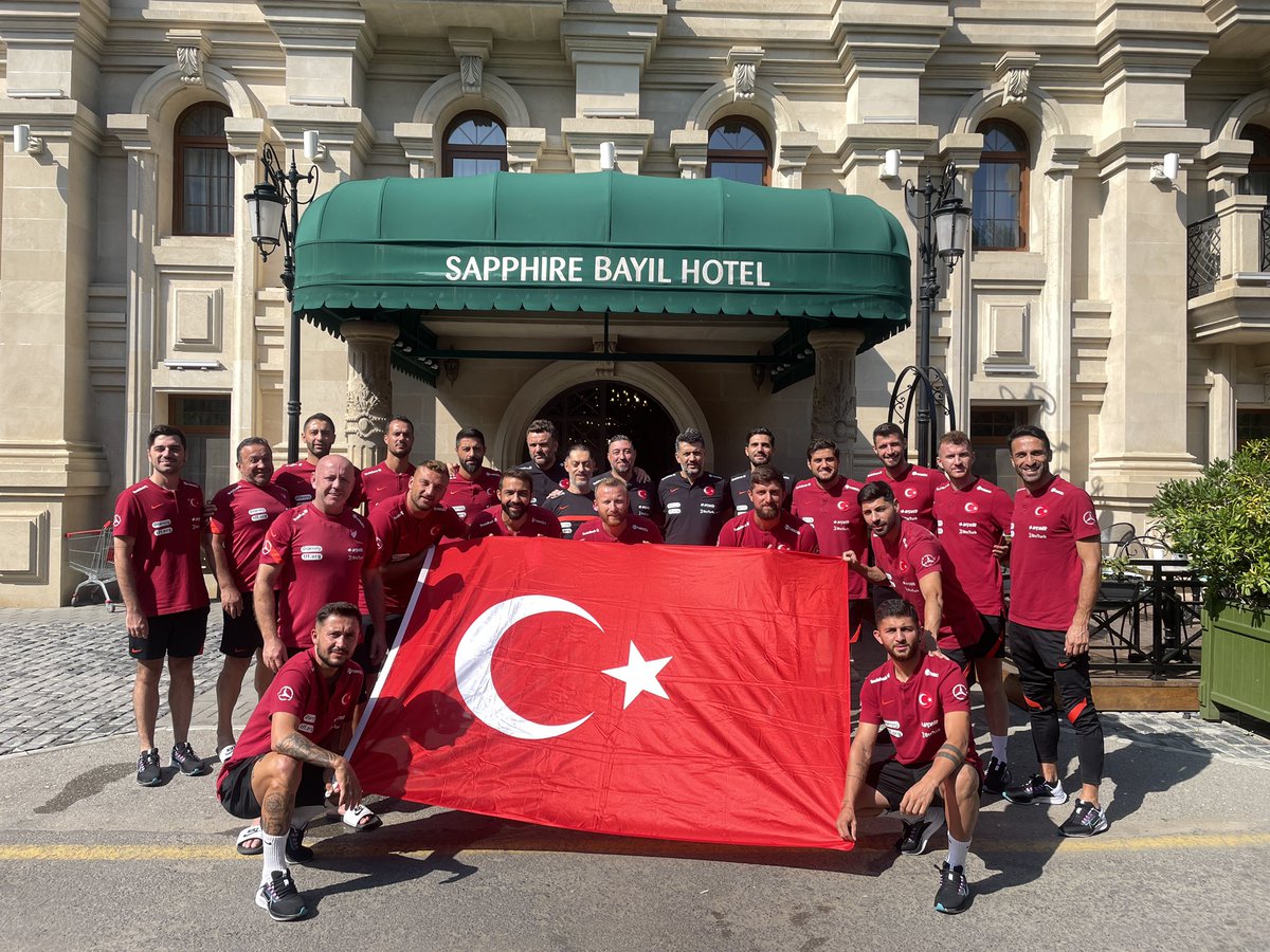 MilliTakimlar's tweet photo. Eylül ayında oynayacağı Avrupa A Ligi Süper Finalleri hazırlıkları kapsamında, Azerbaycan Futbol Federasyonu’nun daveti üzerine Bakü’de bulunan Plaj Futbolu Milli Takımımız 30 Ağustos Zafer Bayramı’nı kutladı. 🇹🇷 https://t.co/QTK2YujTBA