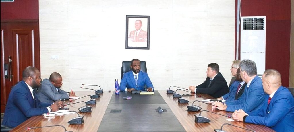 El Ministro de Minas e Hidrocarburos se reúne con la empresa Weststar Aviation Services EG  LTDA,un proveedor mundial de servicios de helicópteros offshore,con el fin de presentar al Ministerio la variedad de áreas de colaboración de la empresa
👉másinfo mmie.gob.gq