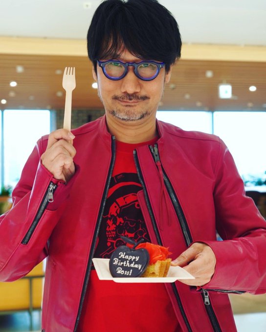HIDEO_KOJIMA_EN's tweet photo. My KJP staff celebrated my birthday (60th birthday). I'm so thankful! It's worth living a long life. The beautiful cake is an original made by Raimunda. The roses are made from apples.🍰🍎 https://t.co/spuavujUNB