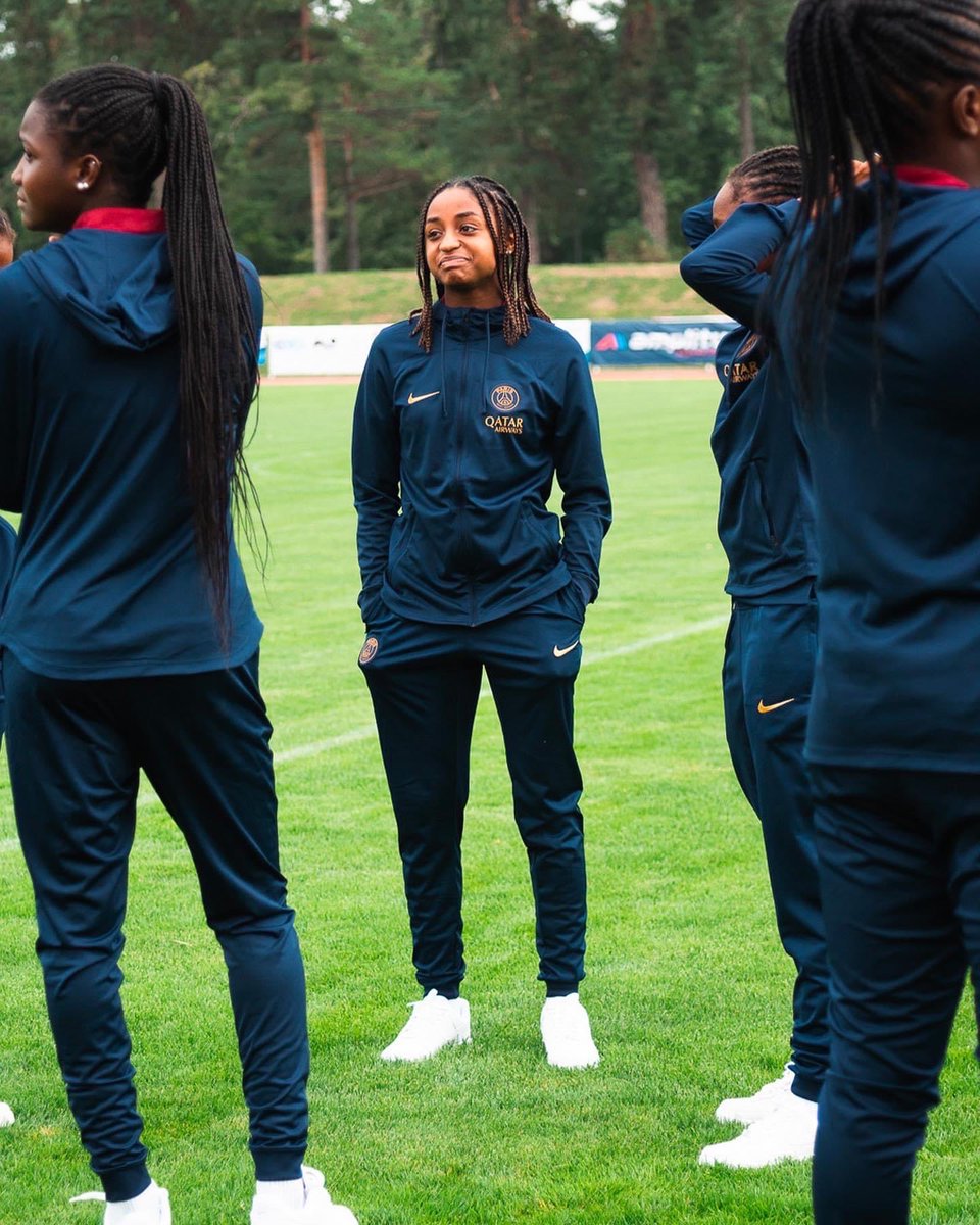 WomenDu's tweet photo. Nous tenions à remercier chaleureusement le @PSG_Feminines et le @MontpellierHSC pour la bonne collaboration mais surtout la superbe opposition offerte au nombreux public présent pour ce choc ⚽️🤝

Bonne saison en @D1Arkema 

@LaurinaFazer @sonia_ouchene7 https://t.co/zpcbCWrLp7