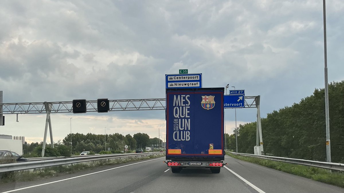 De digitale producten van FC Barcelona wordt Nederlands. De verhuiswagen past net onder de borden door