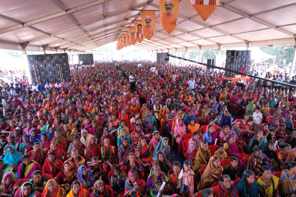 dpradhanbjp's tweet photo. ପବିତ୍ର ରକ୍ଷା ବନ୍ଧନ ଅବସରରେ ମା’ ବିରଜାଙ୍କ କ୍ଷେତ୍ର ଯାଜପୁର ଜିଲ୍ଲାର ସୁକିନ୍ଦା ନିର୍ବାଚନମଣ୍ଡଳୀ ଠାରେ ଆୟୋଜିତ ‘ସୁରକ୍ଷା ବନ୍ଧନ ଉତ୍ସବ’ରେ ଯୋଗଦେଲି । ଗତକାଲି ଦେଶର ଲୋକପ୍ରିୟ ପ୍ରଧାନମନ୍ତ୍ରୀ @narendramodi ମାଆ ଭଉଣୀଙ୍କୁ ରାକ୍ଷୀରେ ଏକ ବଡ଼ ଉପହାର ଭାବରେ ଦେଇଛନ୍ତି । ରୋଷେଇ ଗ୍ୟାସର ମୂଲ୍ୟ ୨୦୦ ଟଙ୍କା କମ କରିବା ସହ ପିଏମ ଉଜ୍ଜ୍ୱଳା ଯୋଜନାରେ ଅଧିକ ୭୫ ଲକ୍ଷ ମାଆ ଭଉଣୀଙ୍କୁ ଯୋଡିବାର ଏକ ଯୁଗାନ୍ତକାରୀ ନିଷ୍ପତି ନେଇଛନ୍ତି ।   

ପ୍ରଧାନମନ୍ତ୍ରୀଙ୍କ ନେତୃତ୍ୱରେ ଉଜ୍ଜ୍ୱଳା ଯୋଜନାର ସଫଳ ରୂପାୟନ କାରଣରୁ ଅନେକ ମାଆ ମାନଙ୍କ ସ୍ୱାସ୍ଥ୍ୟାବସ୍ଥା ସୁରକ୍ଷିତ ହୋଇଛି । ପୂର୍ବରୁ ଅନେକ ମହିଳାମାନେ କାଠ ଚୁଲିରେ ରୋଷେଇ କରି ଧୂଆଁ କାରଣରୁ ରୋଗାକ୍ରାନ୍ତ ହେଉଥିଲେ । ମାତ୍ର ଏବେ ଏହି ସମସ୍ୟା ଦୂର ହୋଇଛି । ଏଥିପାଇଁ ଏହି ମାଆ ବିରଜାଙ୍କ ମାଟିରୁ ଓଡ଼ିଶାର ପ୍ରତ୍ୟେକ ମାଆ ମାନଙ୍କ ତରଫରୁ ପ୍ରଧାନମନ୍ତ୍ରୀଙ୍କୁ ଧନ୍ୟବାଦ ଜଣାଉଛି ।