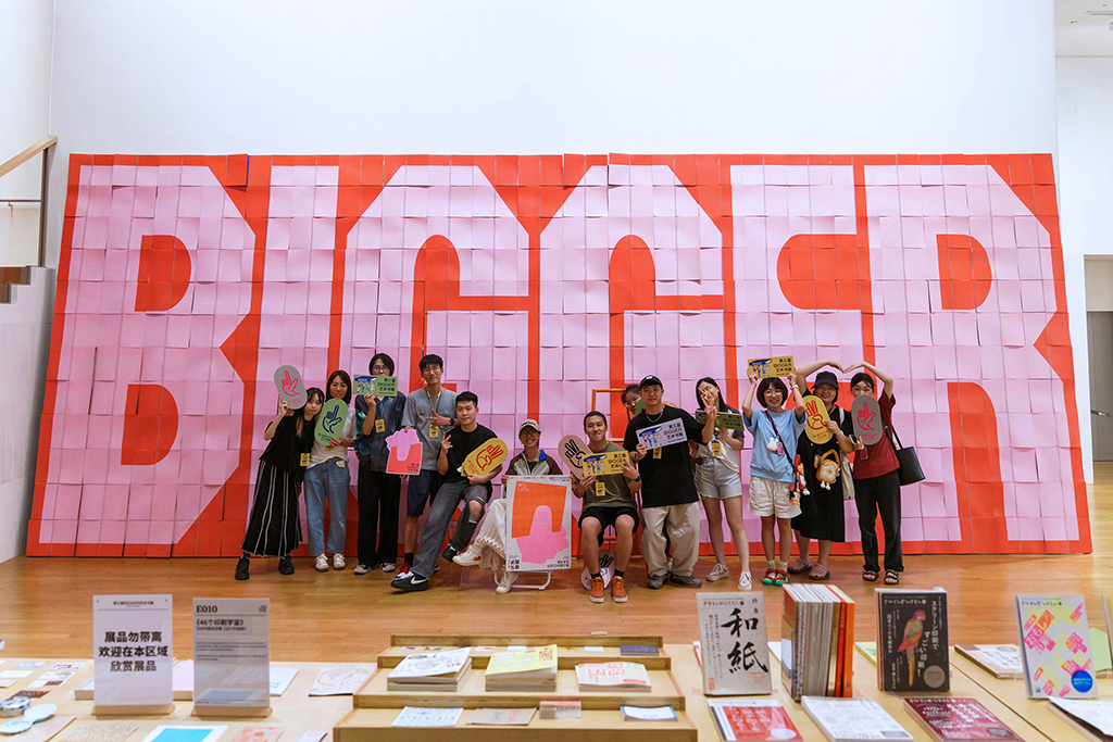 DDD_Daily's tweet photo. 30.08.2023 > BIGGER by @StudioSpass 
An interactive installation made from 264 books for the annual BIGGER art book fair in Shenzhen. Visitors are invited to turn the pages of the individual books and discover new layers of design - see more at https://t.co/uQhp9YXUFE https://t.co/XjPyrZGthu