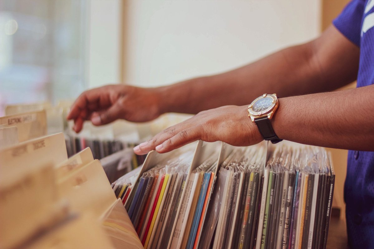 Op zoek naar die ene obscure plaat die je maar nergens kan vinden? Dan moet je zeker ff de platen- en cd-beurs komen checken a.s. zaterdag, want met vrijwel alleen maar particuliere verkopers weet je dat de bakken vol met verborgen parels gaan zitten! 💿 hanzeartstation.nl/programma/plat…