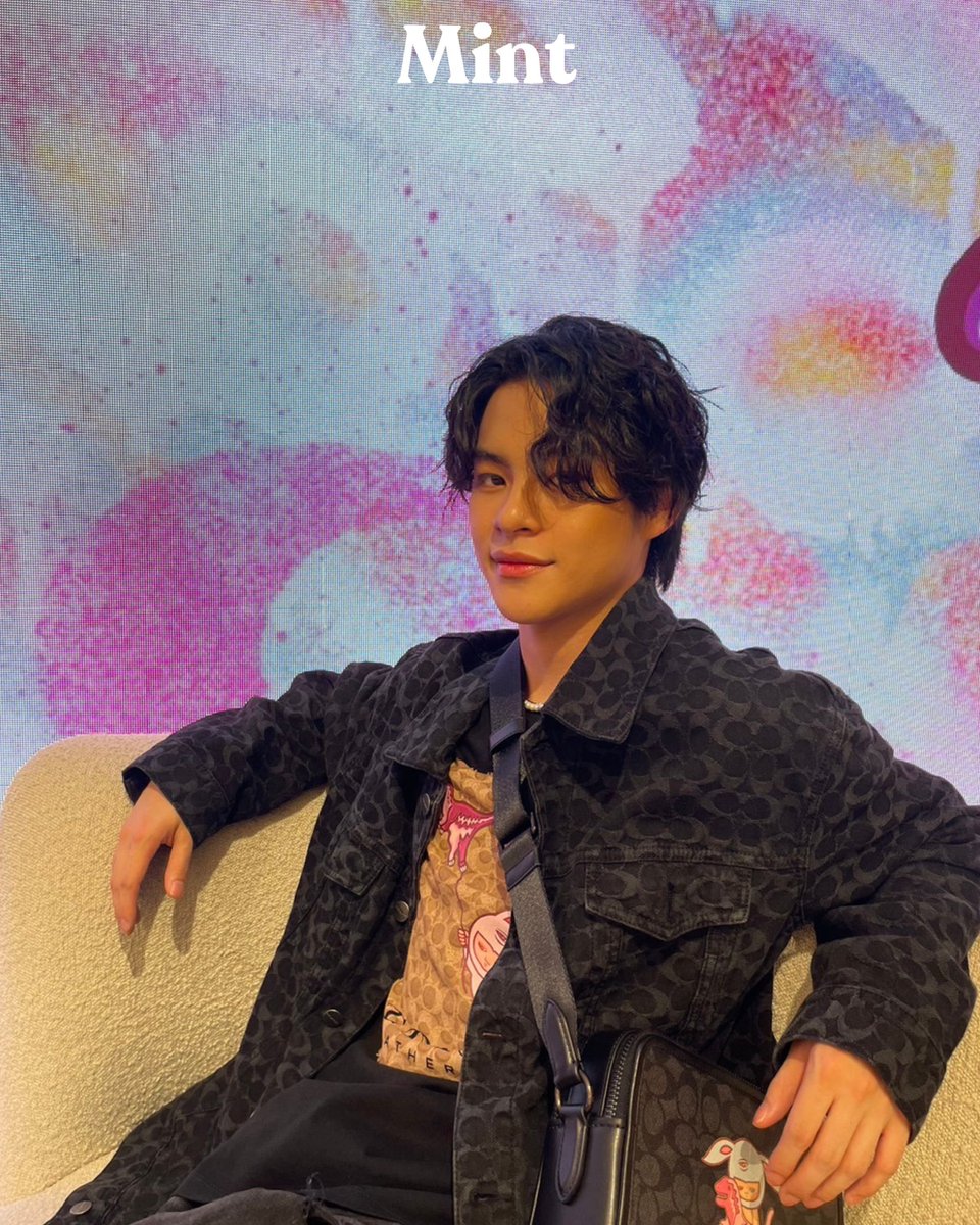 mintmag_th's tweet photo. ดาเมจรุนแรง! #MintReports พาชมลุคหล่อ 'มาร์ค' #789DEBUTGROUP ร่วมเปิดตัวคอลเล็กชั่นใหม่ #CoachxAlexface ที่มีในไทยเท่านั้น ตามไปอัพลุคกันได้ ณ Siam Paragon ชั้น 1 💚

#789SURVIVAL
#MARCkris 
#Coachx789 
#CoachNY https://t.co/TLAyLHM8hH
