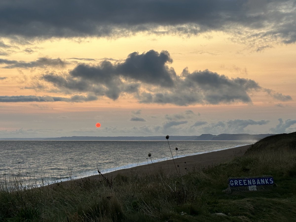 DodgeyDog's tweet photo. #ChiselBeach last night’s sunset after the drizzle cleared https://t.co/XFgK2UIacb