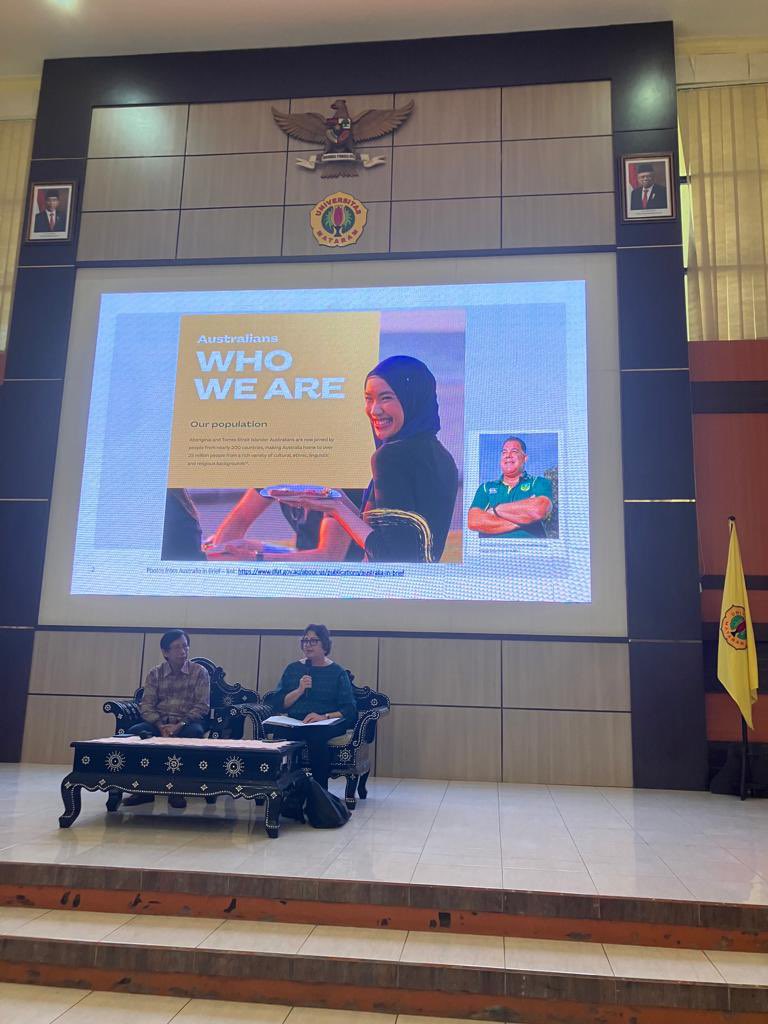 KonJenBali's tweet photo. Thank you to UQ #OzAlum Prof Bambang, Rector @univmataram for the discussion on cooperation between #Unram & 🇦🇺. It was an honour to give a public lecture to students about 🇦🇺🇮🇩 ties & visit the #AussieBangetCorner. We hope this lecture has inspired students to study in 🇦🇺! https://t.co/yA5TgaCfXz