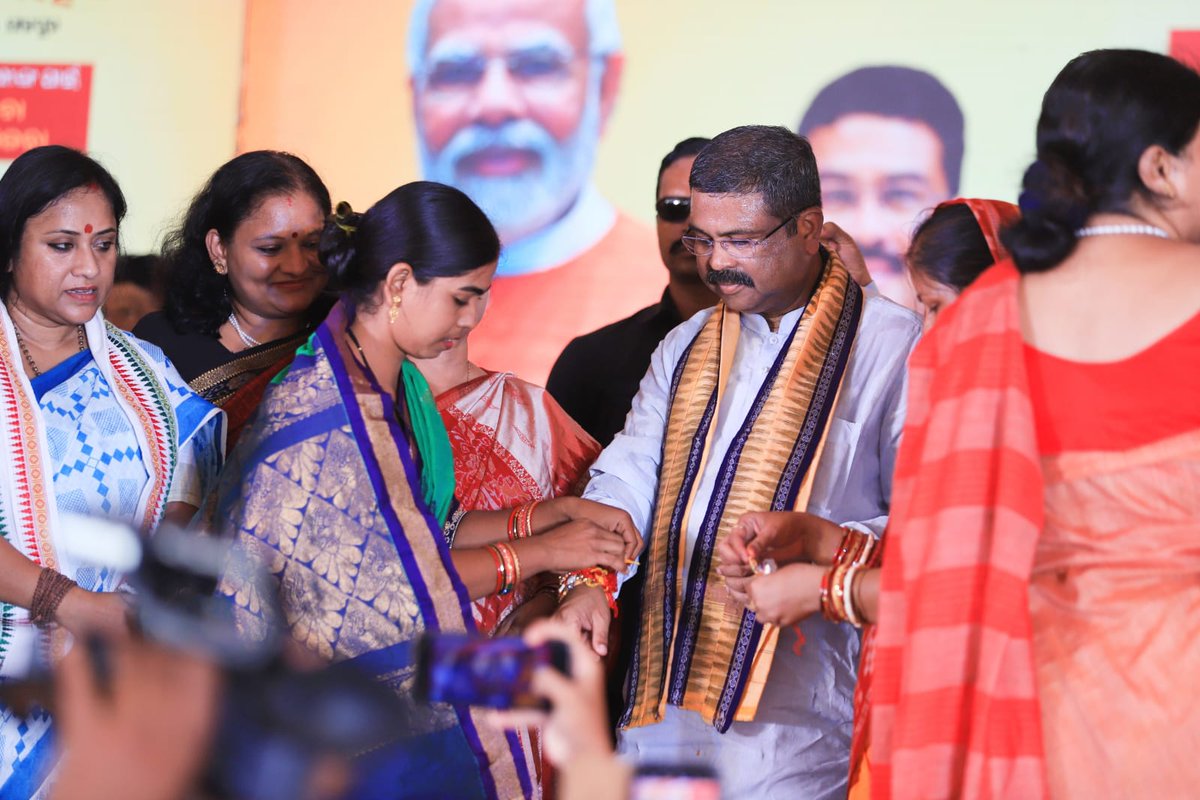 dpradhanbjp's tweet photo. ମୋଦି ସରକାରରେ ମାଆ ଭଉଣୀ ମାନେ ପୁଣିଥରେ ସଶକ୍ତ ହେଉଛନ୍ତି । ମୋଦିଜୀଙ୍କ ନେତୃତ୍ୱ ଓ ମାର୍ଗଦର୍ଶନରେ ମହିଳାଙ୍କ ପାଇଁ ହୋଇଥିବା ଉଜ୍ଜ୍ୱଳା ଯୋଜନା ସମେତ ଜନଧନ ଯୋଜନା, ମୁଦ୍ରା ଋଣ, ଗରିବ କଲ୍ୟାଣ ଅନ୍ନ ଯୋଜନା ,ସ୍ୱଚ୍ଛ ଭାରତ ଯୋଜନା, ଏନଆରଏଲଏମ ସହ ୨ କୋଟି ଲକ୍ଷପତି ଦିଦି ସୃଷ୍ଟି କରିବାର ନିଷ୍ପତି ଦ୍ୱାରା ମହିଳାମାନେ ନିଜ ପରିଚୟ ନିଜେ ତିଆରି କରୁଛନ୍ତି ।