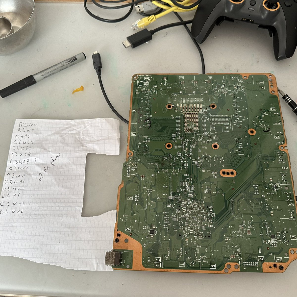 ConsolexContact's tweet photo. Une connaissance m’a changé la pâte thermique 🤔
Résultat 16 CMS arrachés. 3 angles de l’APU ébréché 🥹
Finalité XBOX One S HS
#consolex #consolexbordeaux #reparationconsole #xbox #xboxone #xboxones #xboxonex https://t.co/egc5qpf1Br