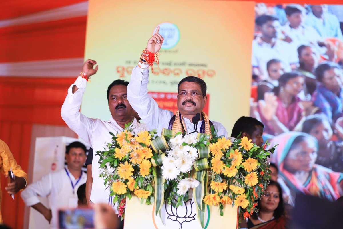 dpradhanbjp's tweet photo. ମହିଳାମାନେ ବଡ ବ୍ୟବସାୟ କରିବା ସହ ଏମଏସଏମଇ ସମେତ ଏଆଇ କ୍ଷେତ୍ରରେ କାମ କରିବାର ସ୍ୱପ୍ନ ଉଜ୍ଜିବୀତ ହୋଇଛି । ସବୁ କ୍ଷେତ୍ରରେ ମାଆ ମାନଙ୍କର ଜନଭାଗିଦାରୀ ଶୀର୍ଷରେ ରହିଛି । ଚନ୍ଦ୍ରଯାନ- 3ର ସଫଳ ଲ୍ୟାଣ୍ଡିଂ ପଛରେ ମହିଳା ବୈଜ୍ଞାନିକ ଓ ଇଞ୍ଜିନିୟରଙ୍କର ଯୋଗଦାନ ନାରୀ ସଶକ୍ତକରଣରେ ନୂଆ ପରିଚୟ ତିଆରି ହୋଇଛି ।  ଦେଶର ମାତୃଶକ୍ତିଙ୍କ ବିକାଶ ପାଇଁ ପ୍ରଧାନମନ୍ତ୍ରୀ ପ୍ରତିବଦ୍ଧ ।