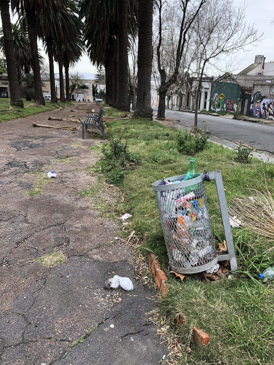 AnahiPresa's tweet photo. @CosseCarolina @montevideoIM Felicito y reconozco la cantidad de espacios públicos que se están mejorando para disfrute de la población montevideana. Pero no se olviden de la Plaza del Inmigrante en el Cerro. Está en estado de abandono. https://t.co/VNmMDqtcLS