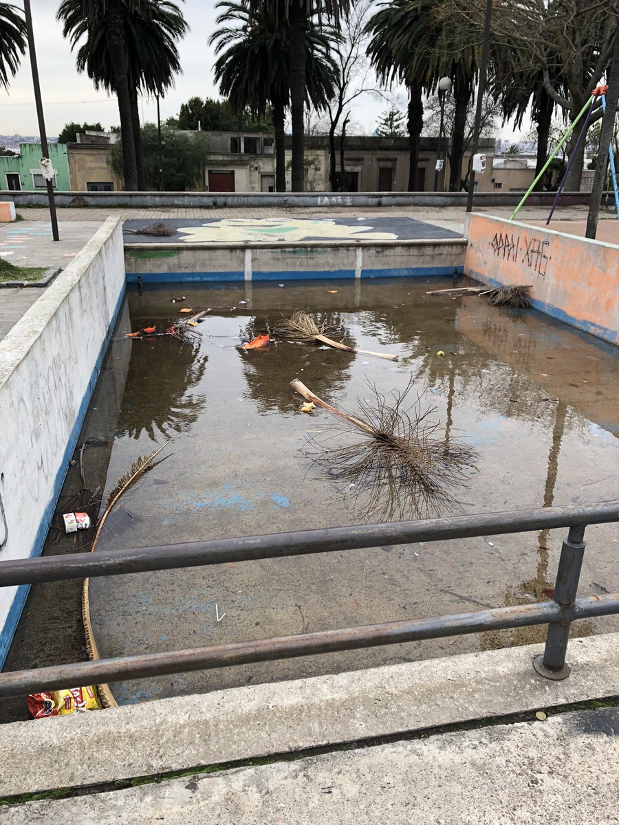 AnahiPresa's tweet photo. @CosseCarolina @montevideoIM Felicito y reconozco la cantidad de espacios públicos que se están mejorando para disfrute de la población montevideana. Pero no se olviden de la Plaza del Inmigrante en el Cerro. Está en estado de abandono. https://t.co/VNmMDqtcLS